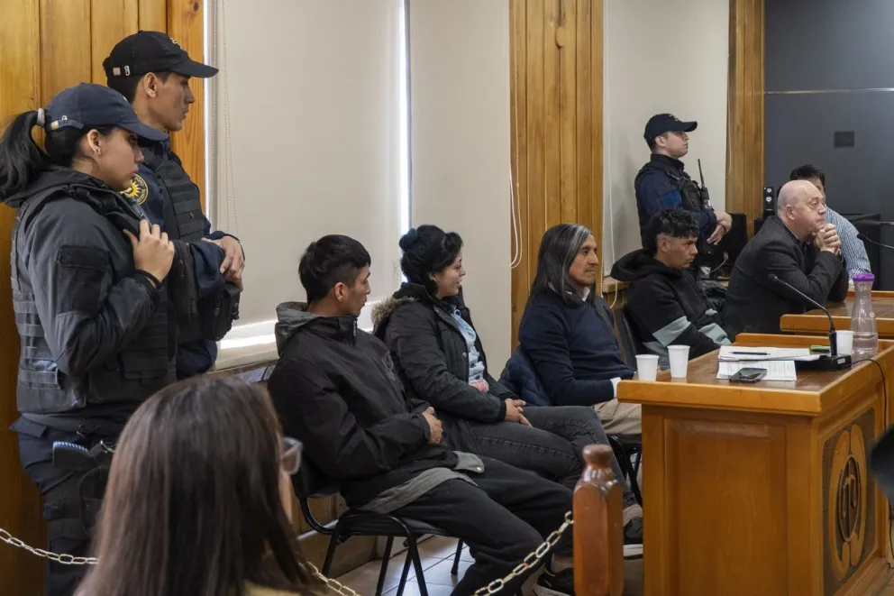 Los tres imputados junto a sus defensores durante la audiencia del mes de febrero. Foto: Marcelo Martínez