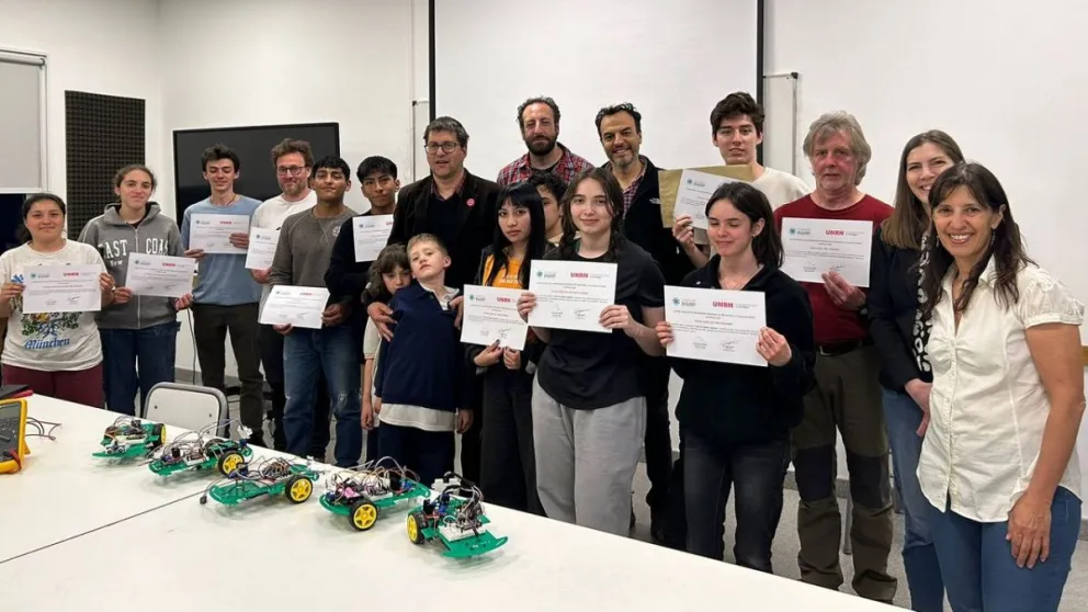 El grupo presentó sus robots en la última clase. Foto: gentileza UNRN