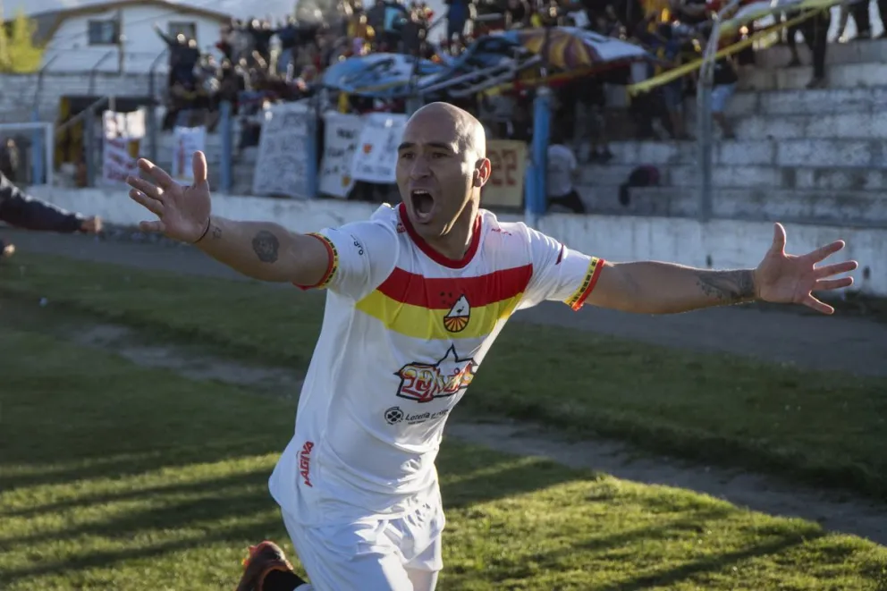 El "Cruzado" lo gritó con todo. Un triunfo que vale ser único puntero. Fotos: Marcelo Martínez.