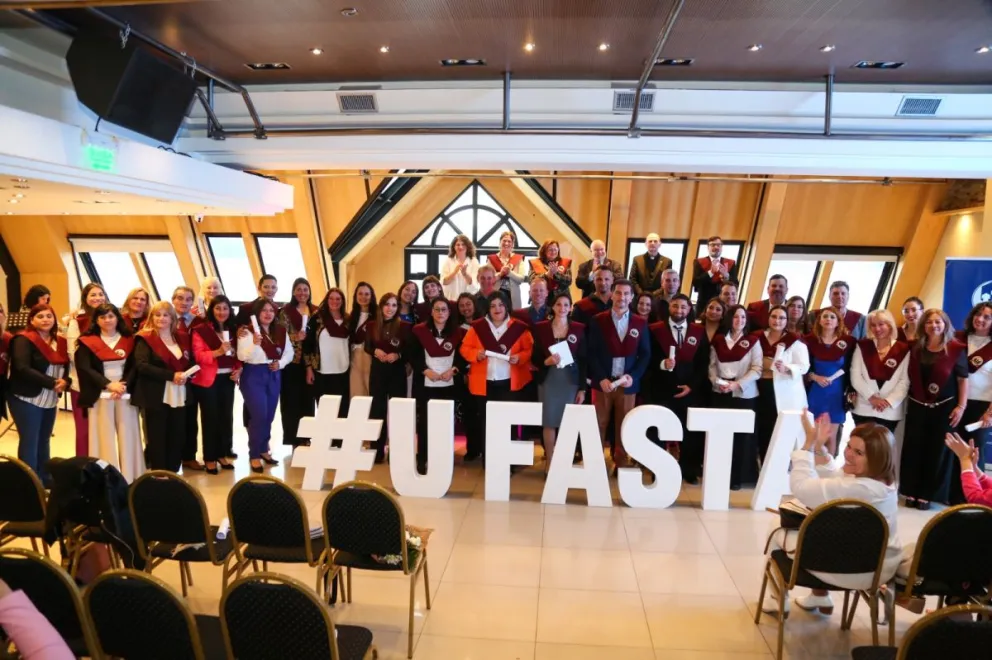El acto incluyó graduados de cinco sedes patagónicas de la universidad FASTA. Foto: Prensa FASTA.