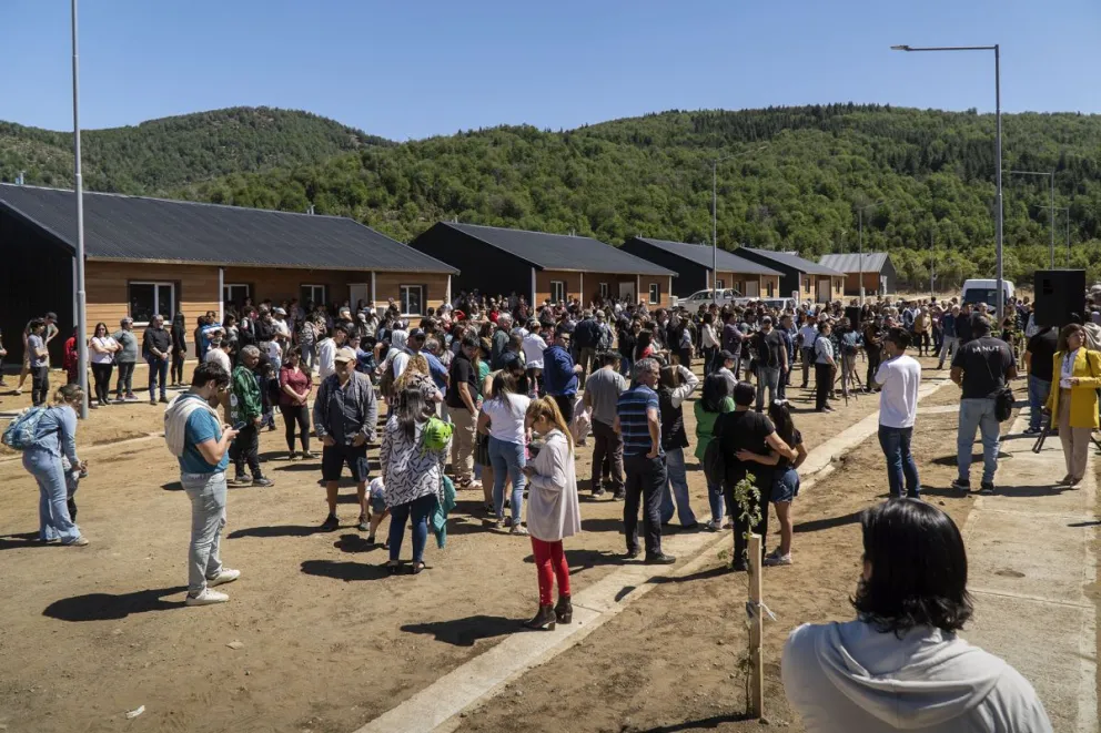 Cien familias recibieron su vivienda este lunes. Foto: Marcelo Martínez.