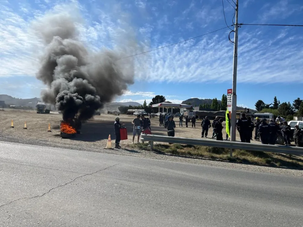 UOCRA manifestó contra los despidos en el cruce entre las rutas N°237 y N°23. Foto: Gentileza.