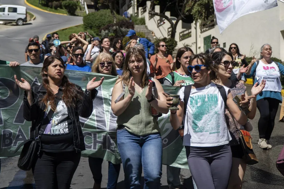 Hubo concentración y marcha en la zona del centro de Bariloche. Foto: Marcelo Martínez