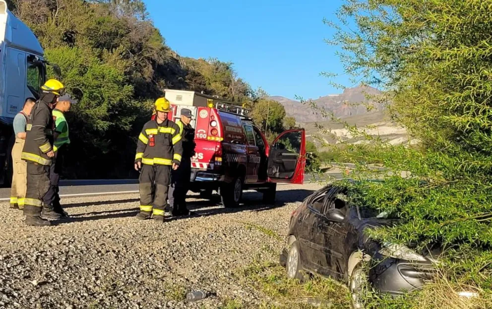 El auto habría mordido la banquina, lo que provocó el despiste. Foto: gentileza