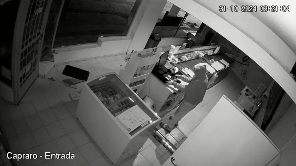 El ladrón actuó solo y rápido. Foto: captura video