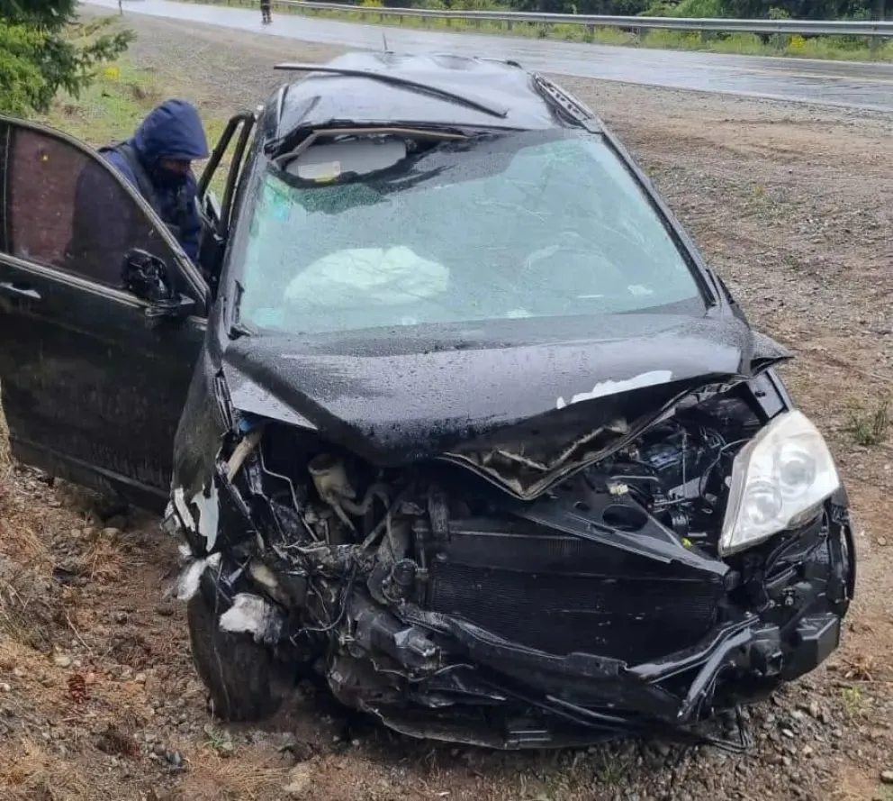 El automóvil habría dado tres vueltas al despistar del camino. Foto: Gentileza.