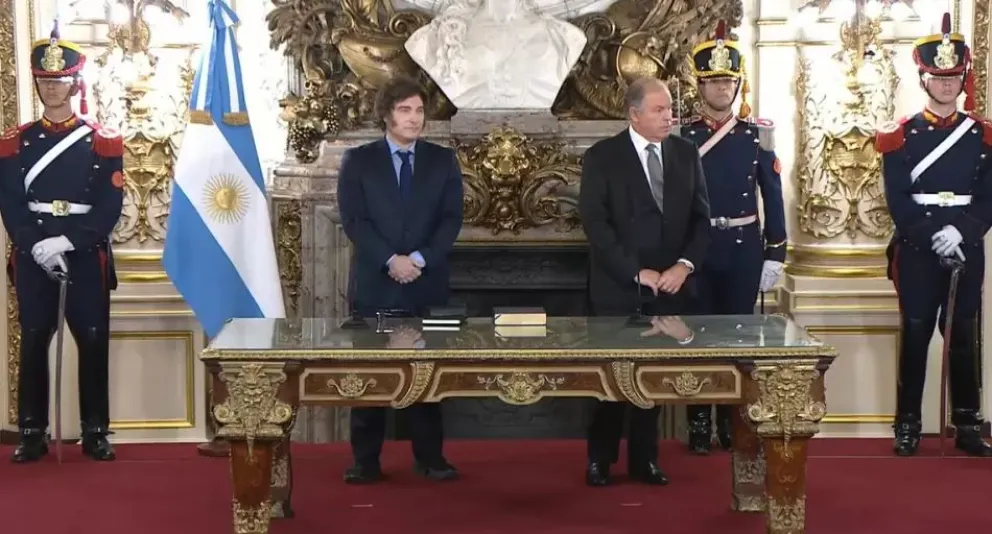 El funcionario juró sobre la Torá. Foto: gentileza