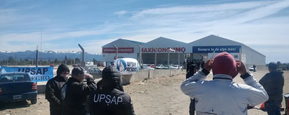 Seis trabajadores fueron despedidos de la empresa que brinda el servicio de seguridad privada en el mayorista. Foto: Nahuel Céspedes.