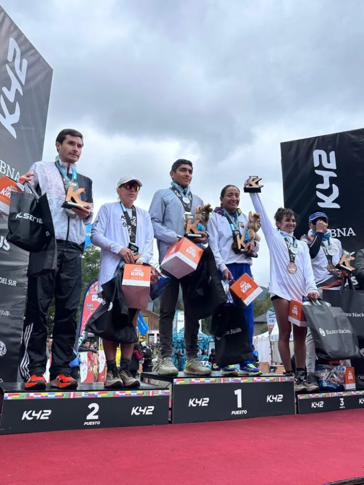 Javier Mariqueo en lo más alto del podio de la K42 Series de VLA. Foto: gentileza