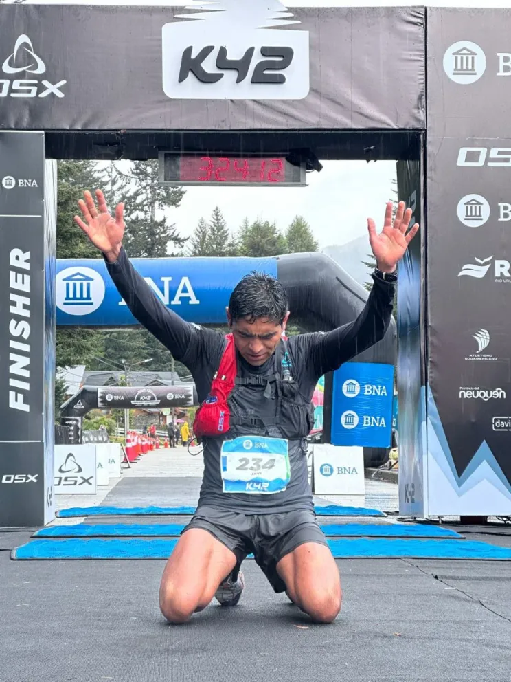 Javier Mariqueo en la meta. Brillante triunfo del destacado atleta local.