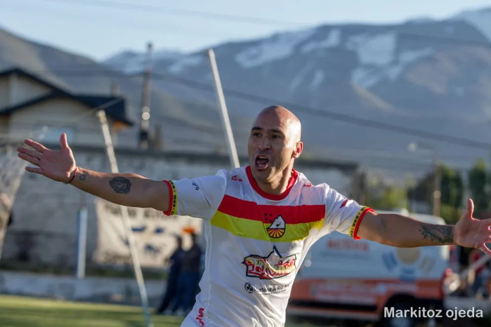 El experimentado José Michelena marcó por duplicado y el "Cruzado" es líder. Foto: Markitoz Ojeda.