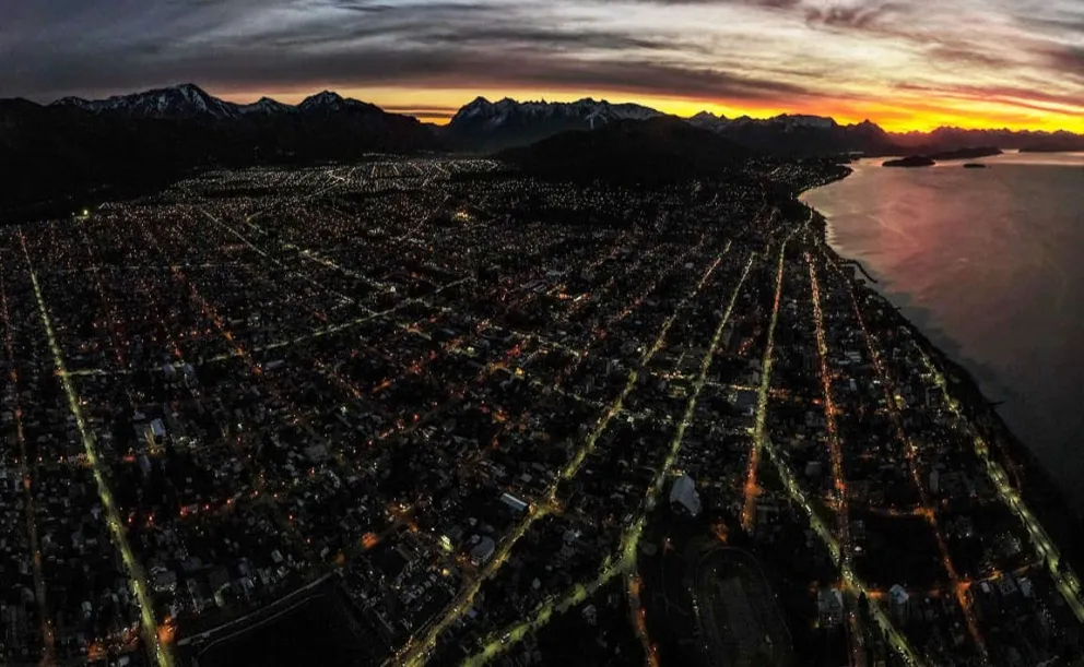 De las 20.000 luminarias dispuestas entre Bariloche y Dina Huapi, el 20% es de tecnología LED. Foto: Prensa CEB.