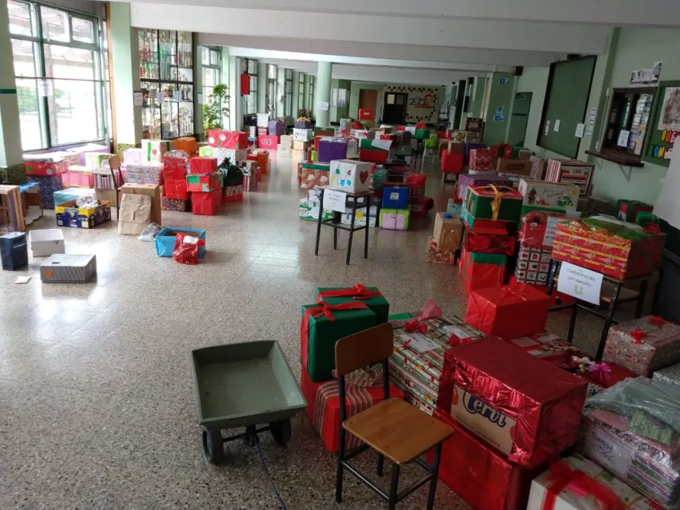 En el 2023, la campaña solidaria logró armar más de 420 cajas navideñas. Fotos: Gentileza.