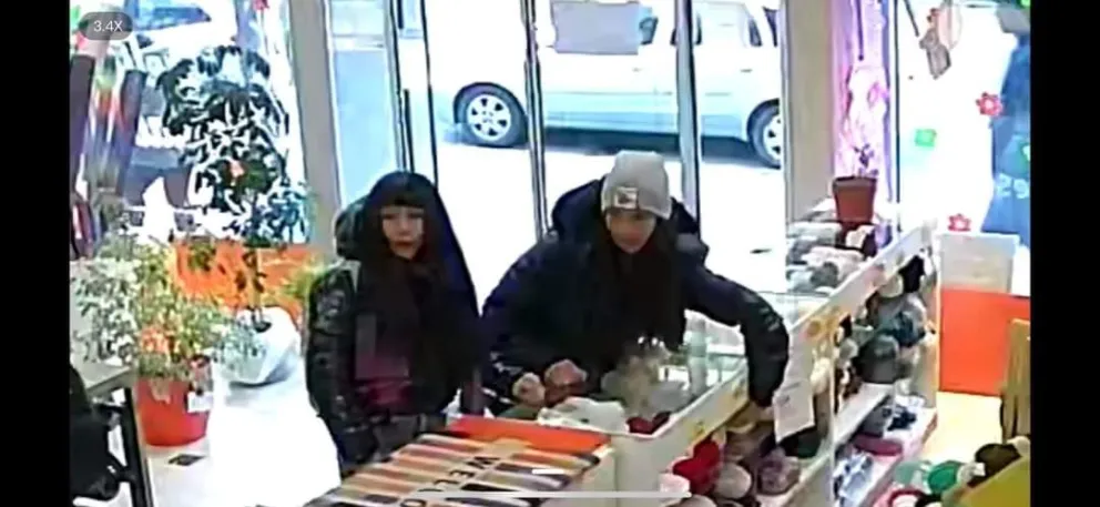 En las imagenes se ven el accionar de las mecheras. Fotos: captura de video.