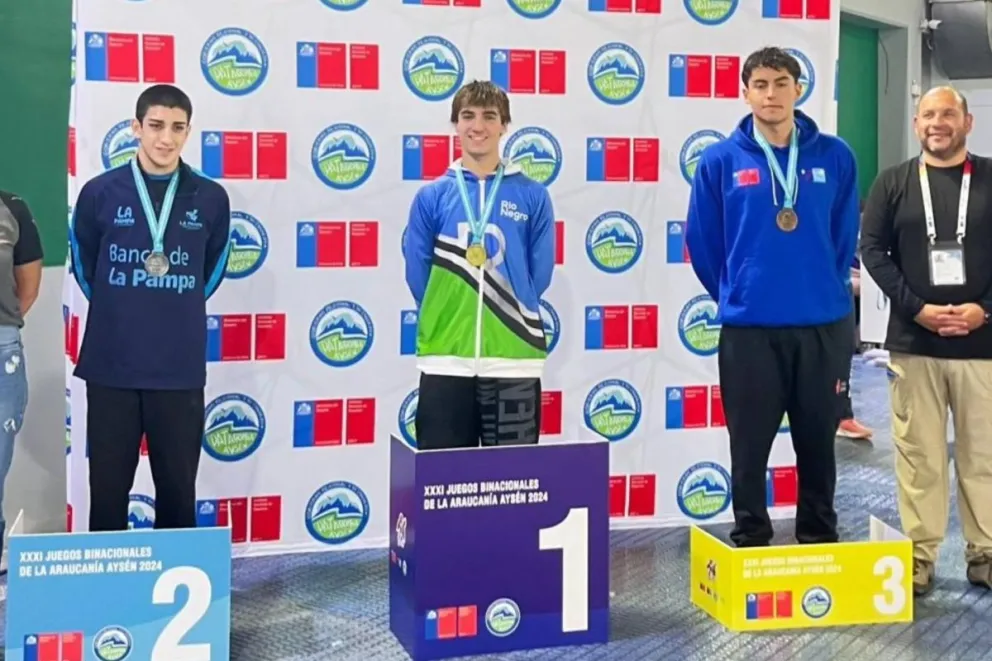 Alejo Cabanillas, en el centro, puso a Bariloche bien arriba en natación. Fotos: gentileza.
