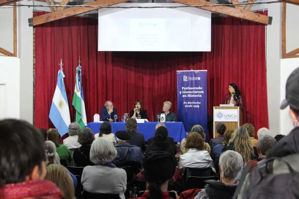 Emotivo encuentro para celebrar los 30 años de la carrera de historia en Bariloche. Foto gentileza