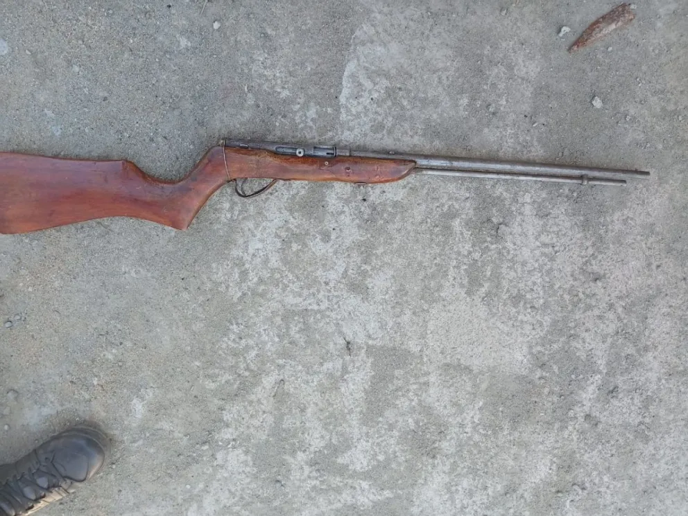 Una de las armas secuestradas en un allanamiento en El Bolsón. Foto: gentileza