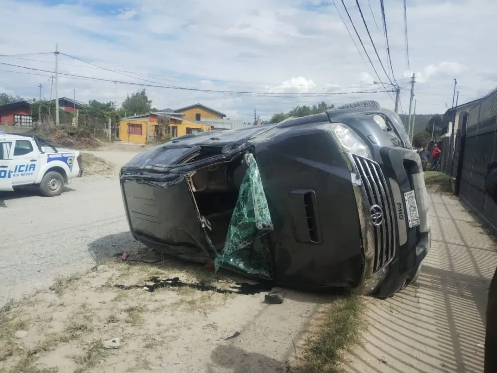 La camioneta quedó sobre uno de sus laterales en el ingreso de una vivienda. Fotos: gentileza