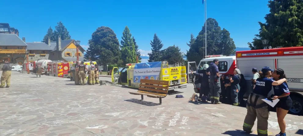 Los bomberos fueron recibidos por integrantes del Concejo Municipal. Foto: Gentileza.