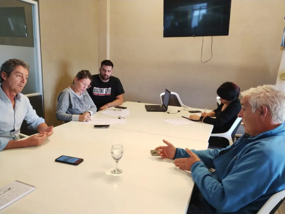 El equipo del Ministerio Publico Fiscal ser reunió con un prestador de servicios turísticos en la zona. Foto: gentileza