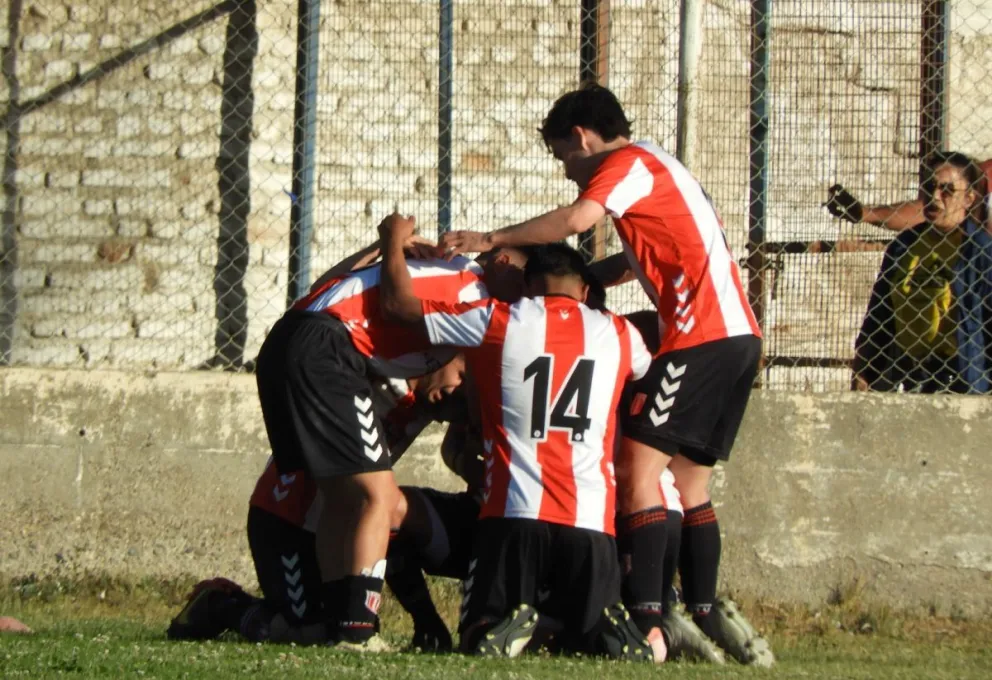 Todos con Pilcomán para festejar el 2-0 en Roca. Gran triunfo de Estudiantes. Fotos: Adrián Hernández.