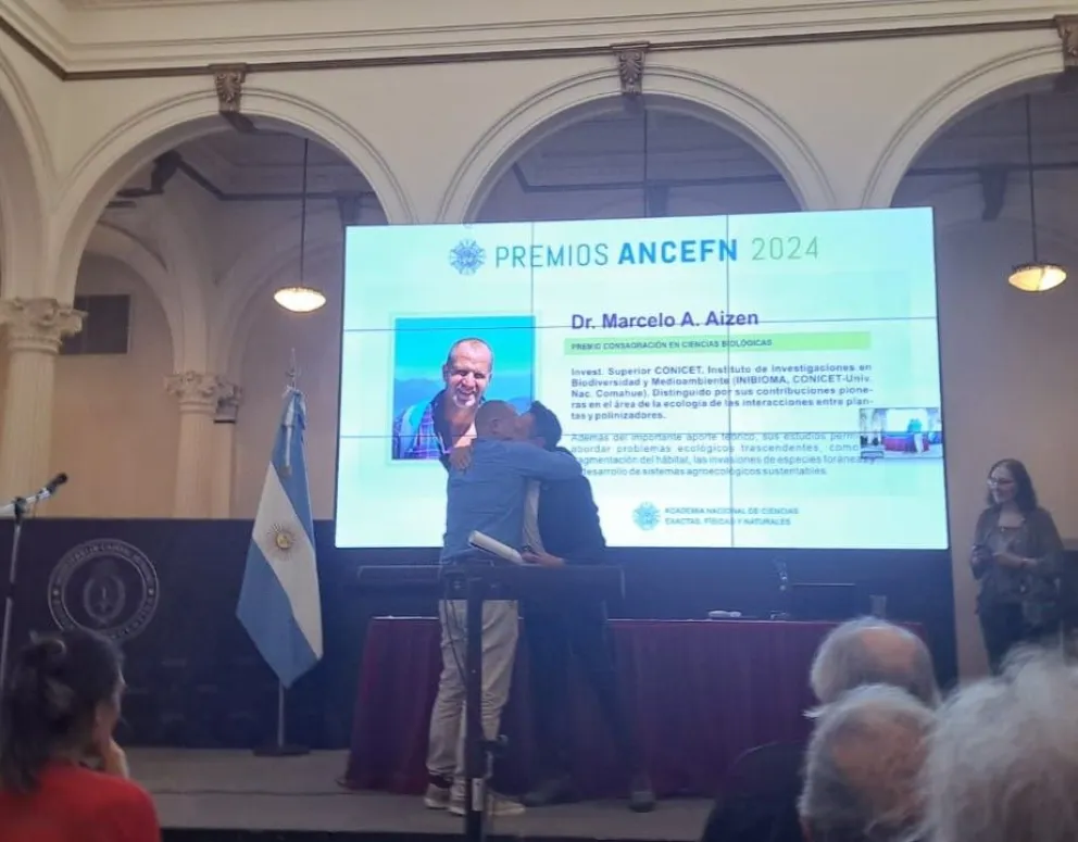 El Dr. Marcelo Aizen fue reconocido en la ceremonia realizada el viernes 15. Fotos: gentileza