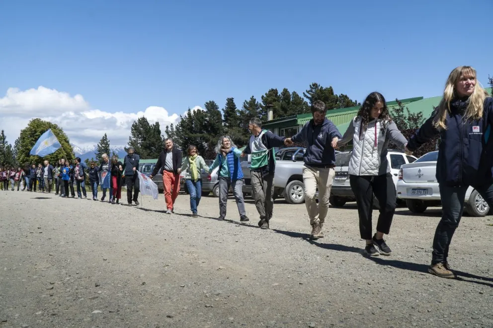 Reclamo en la Estación Experimental Agropecuaria Bariloche en contra de las políticas de ajuste. Foto: Marcelo Martínez