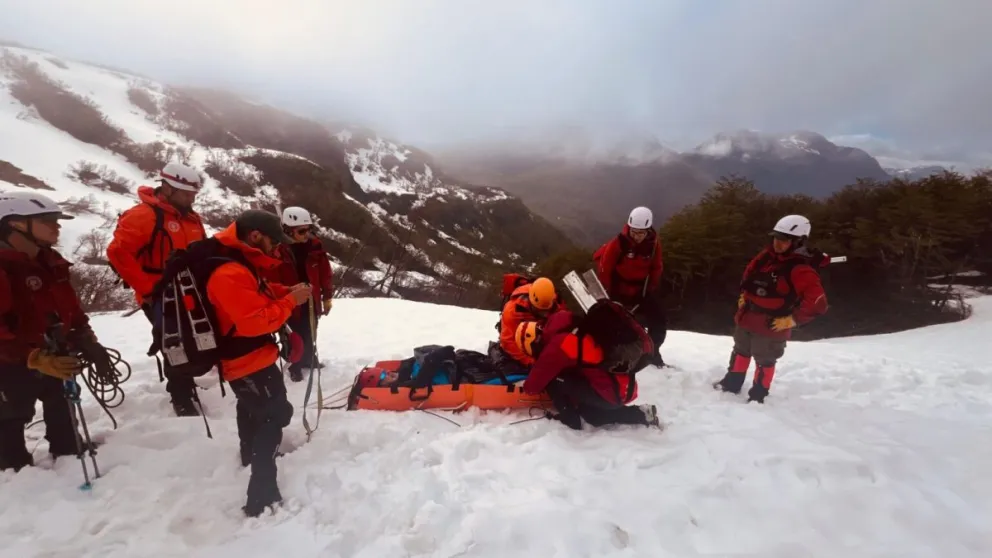 Un turista español debió ser evacuado del refugio Rocca. Fotos: gentileza Parque Nacional Nahuel Huapi.
