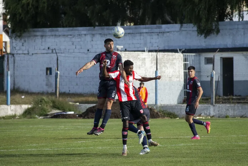 Gutiérrez (Argentinos) y Wilfan Quinto (Estudiantes) luchan por la pelota. Fotos: Marcelo Martínez.