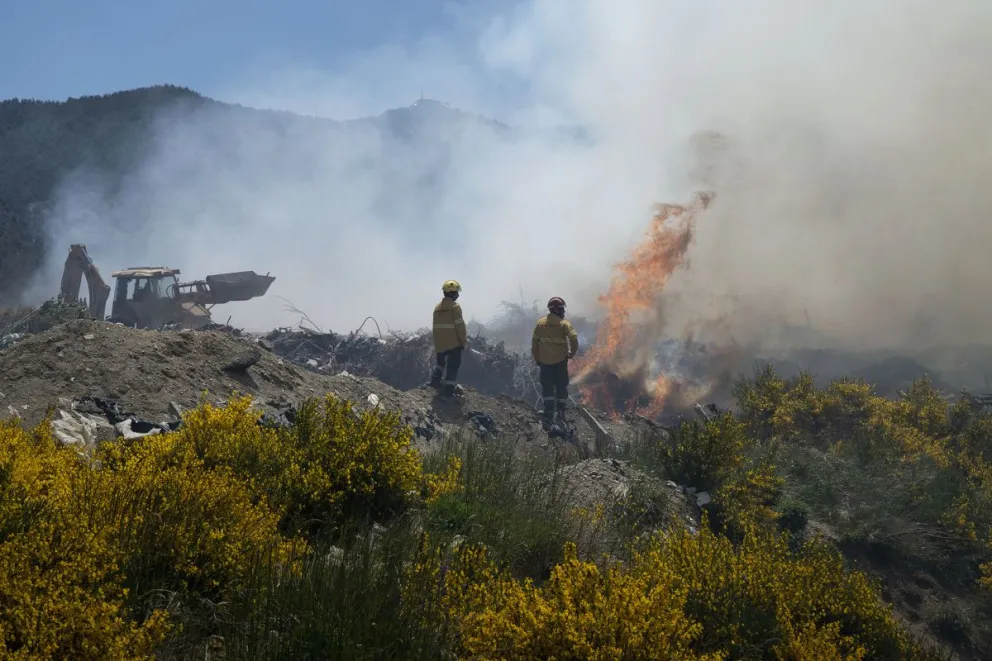 Trabajan en el lugar para extinguir las llamas y evitar la propagación del fuego. Fotos: Marcelo Martínez