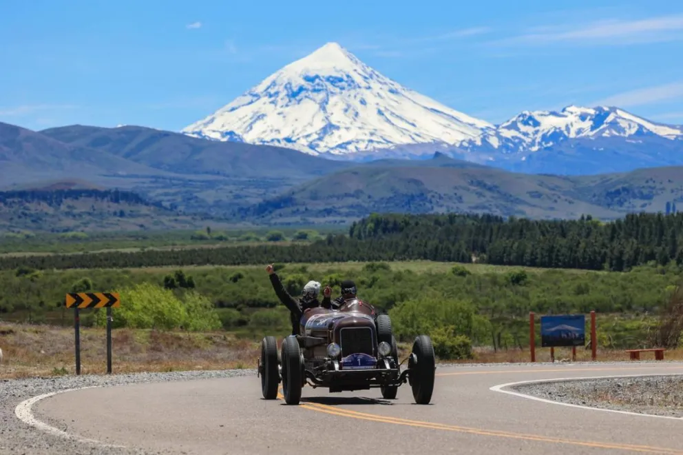 En la foto (gentileza), el auto más antiguo de la competencia: Hudson Super Six.