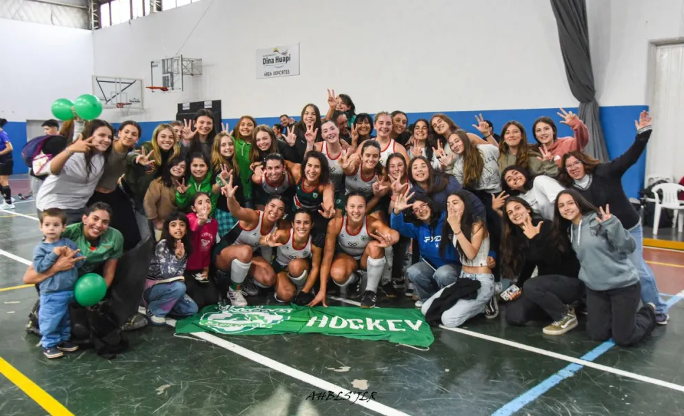 Pehuenes A, tricampeón en Damas A. Un gran cierre de año. Fotos: Hockey Bariloche.