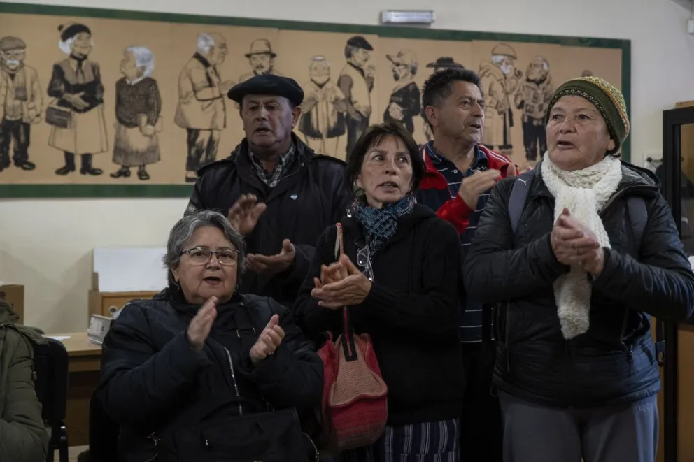 Jubilados realizaron una toma simbólica y junta de firmas contra el aumento de los servicios esenciales. Foto: Marcelo Martínez.