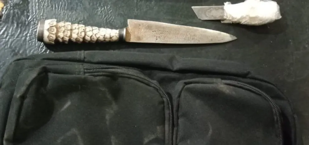 Las armas secuestradas a los individuos que fueron detenidos por robar un vehículo. Foto: gentileza