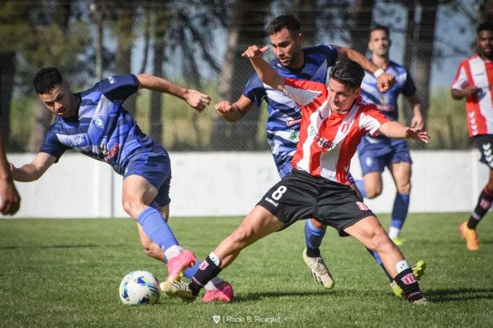 Estudiantes sumó un muy buen empate en Villalonga. Fotos: Rocio Ricagno - facebook Deportivo Villalonga.