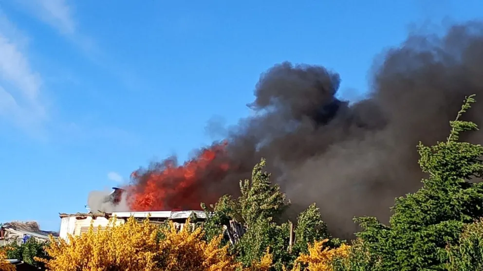 El fuego comenzó en una iglesia y se propagó rápidamente a las viviendas linderas. Fotos: ANB