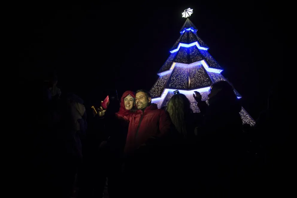 El encendido del pino gigante de Navidad reunió a miles de personas. Fotos: Marcelo Martínez.