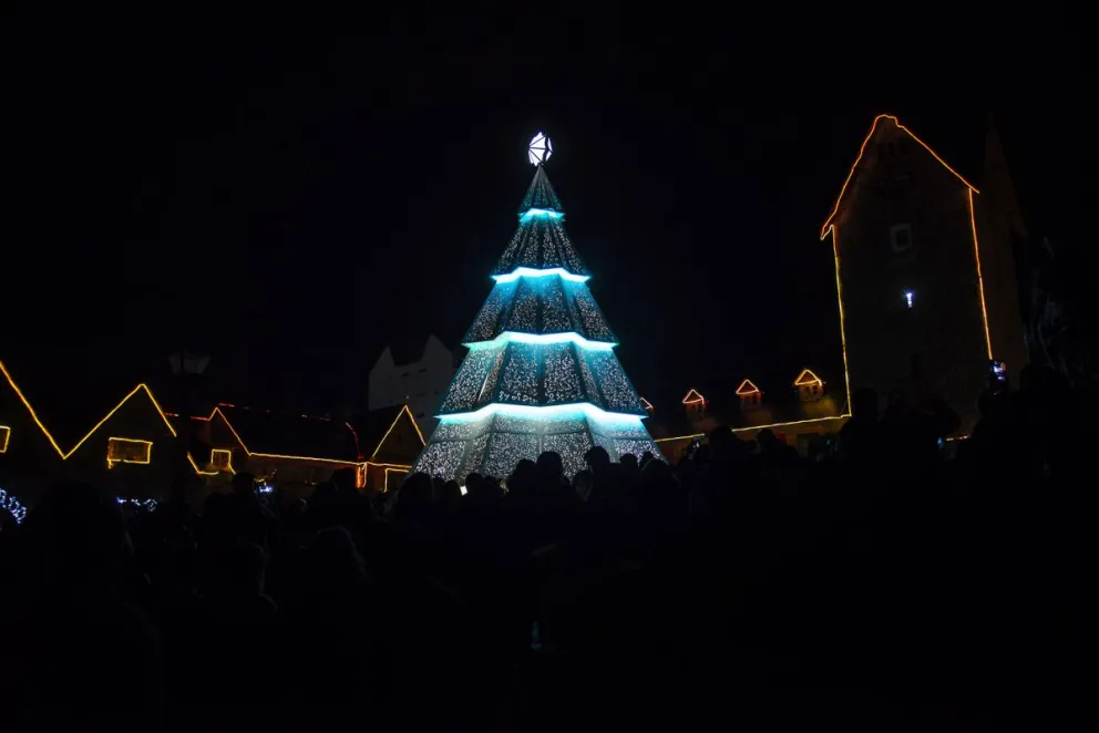 La cita será a partir de las 20 horas en el Centro Cívico con música y a las 21,45 horas será el encendido del pino. Foto: archivo Marcelo Martínez.