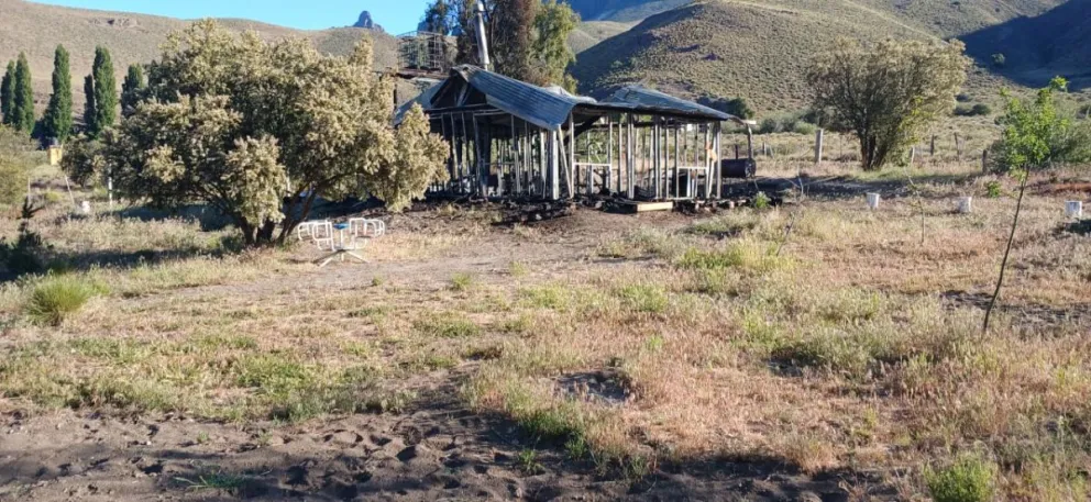 Así quedó la vivienda que fue consumida por las llamas en Villa Llanquín. Foto: gentileza.
