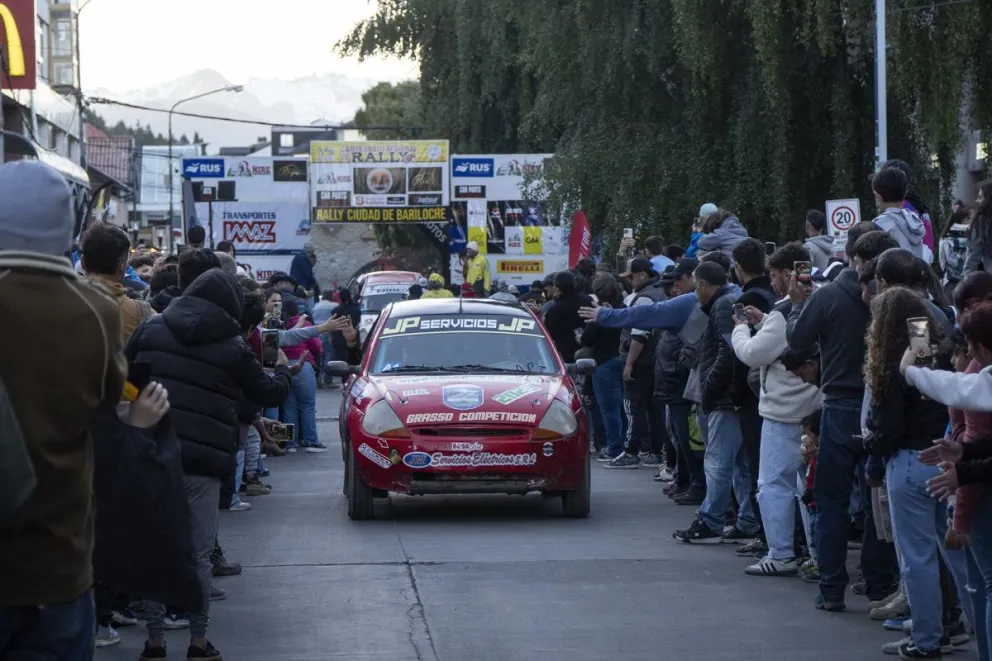 En el Centro Civico, con un muy lindo marco de público, tuvo lugar la largada simbólica. Fotos: Marcelo Martinez.