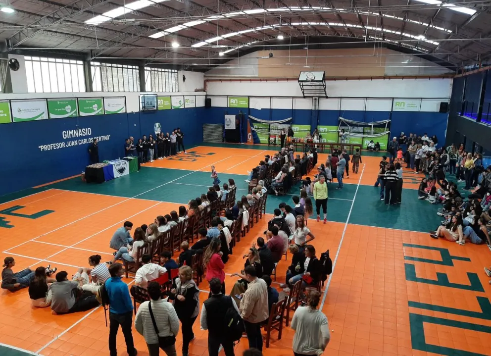 El gimnasio se fue llenando de a poco con los jugadores de la institución acompañados de las familias. Fotos: ANB
