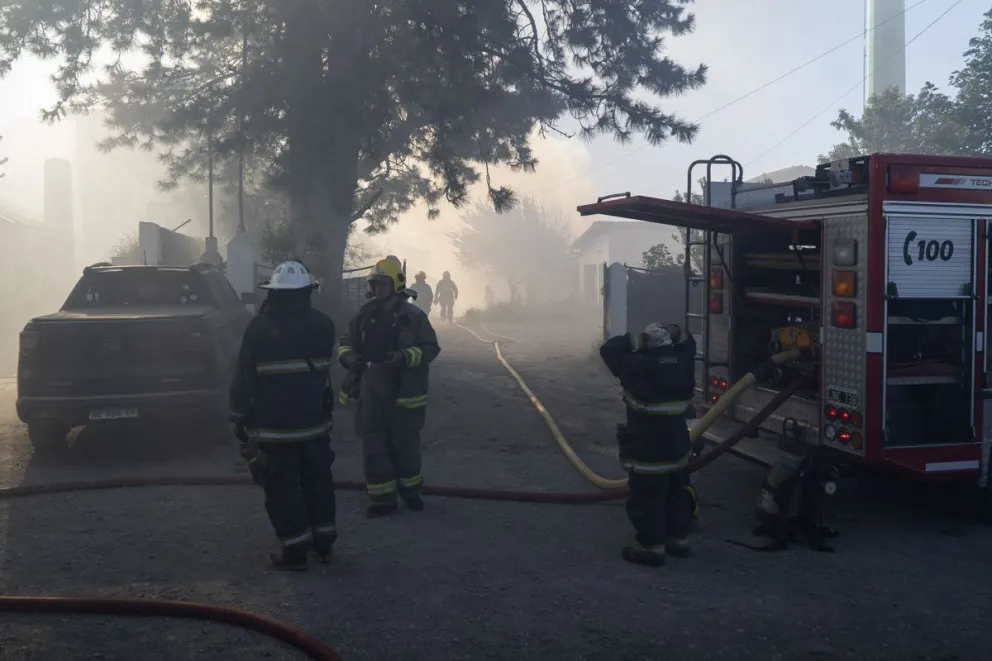 El incendio inició cerca de las 18 horas y demandó más de dos horas de trabajo. Fotos: Marcelo Martinez.
