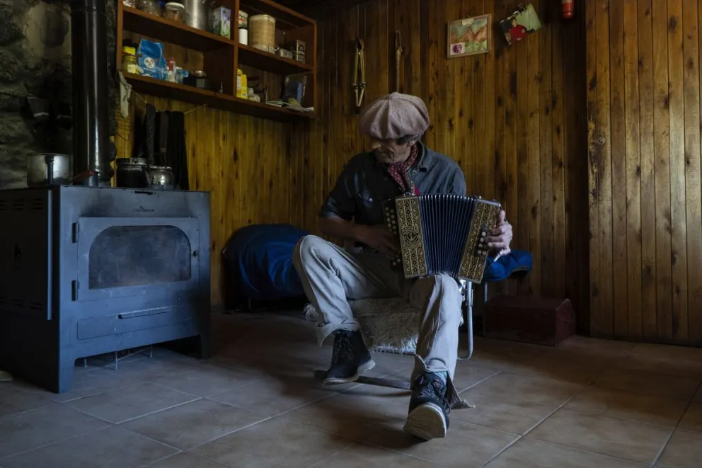 El hombre que le hizo frente a los embates hasta que fue reconocido como poblador rural del lugar. Fotos: Marcelo Martínez.