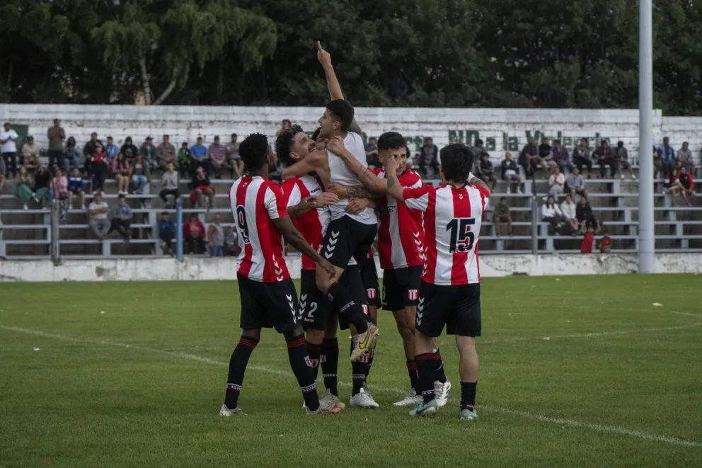 Estudiantes Unidos se abrazó a un gran triunfo y dio otro paso histórico. Fotos: Marcelo Martinez.