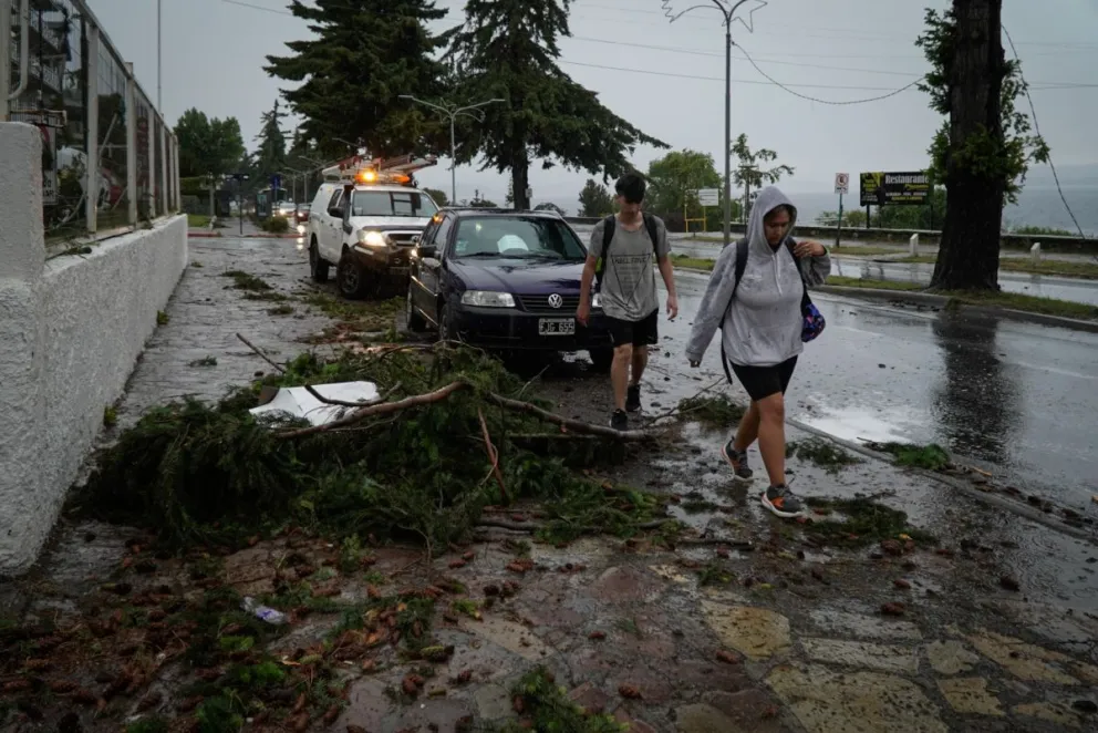 Tal cual estaba pronosticado, llegó la tormenta a Bariloche. Fotos: Marcelo Martínez