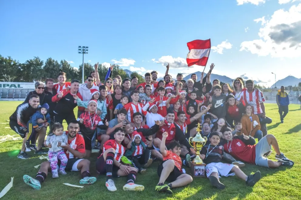 Otro festejo para el "Pincha". Con goleada celebró el título en el Clausura.