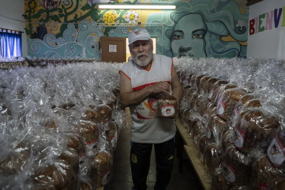 Nicolás Martínez y sus colaboradores elaboraron 11599 panes dulces. Foto: Marcelo Martínez.