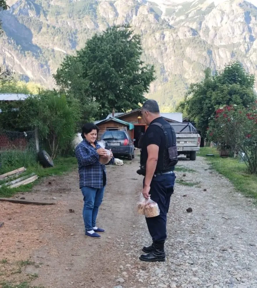 Personal de la comisaría de El Bolsón realizó la entrega de los pan dulce por la zona. Foto: gentileza policía RN