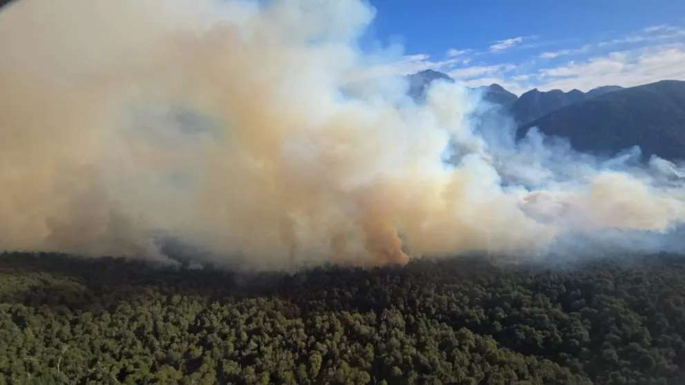 El fuego se complejizó debido a las condiciones climáticas. Foto: gentileza.