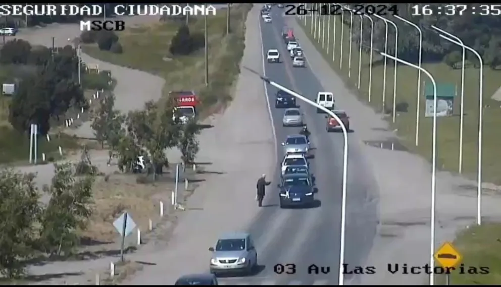 En el video se puede observar cuando el vehiculo se detiene y Efraín se sube. Foto: captura de video 